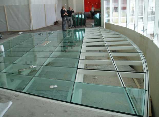 Cách trang trí nhà mới bằng sàn kính cường lực 2 Thi công sàn kính cường lực