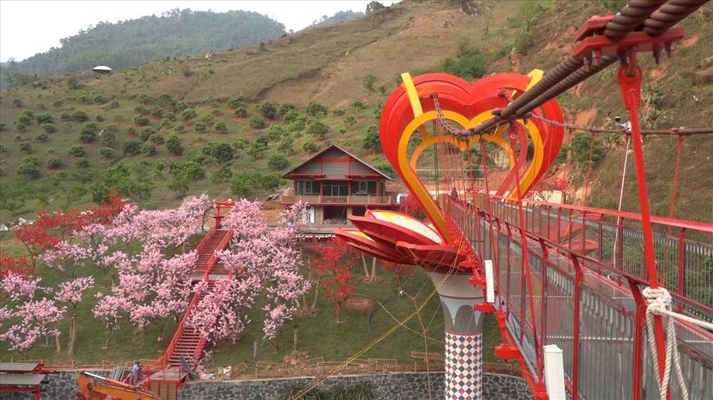 Trải nghiệm cây cầu bằng kính có 1 không 2 ở Việt Nam Trải nghiệm cây cầu bằng kính có 1 không 2 ở Việt Nam