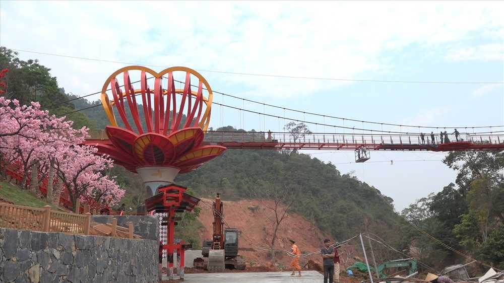 Trải nghiệm cây cầu bằng kính có 1 không 2 ở Việt Nam Trải nghiệm cây cầu bằng kính có 1 không 2 ở Việt Nam