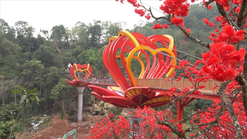 Trải nghiệm cây cầu bằng kính có 1 không 2 ở Việt Nam Trải nghiệm cây cầu bằng kính có 1 không 2 ở Việt Nam