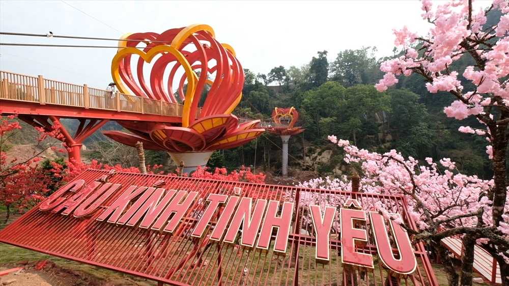 Trải nghiệm cây cầu bằng kính có 1 không 2 ở Việt Nam Trải nghiệm cây cầu bằng kính có 1 không 2 ở Việt Nam