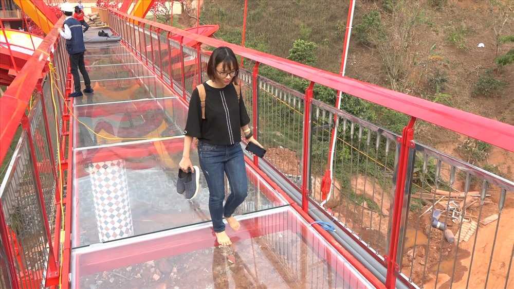 Trải nghiệm cây cầu bằng kính có 1 không 2 ở Việt Nam Trải nghiệm cây cầu bằng kính có 1 không 2 ở Việt Nam