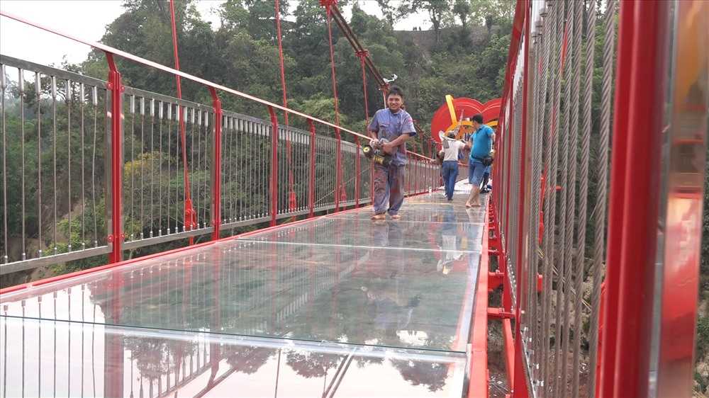 Trải nghiệm cây cầu bằng kính có 1 không 2 ở Việt Nam Trải nghiệm cây cầu bằng kính có 1 không 2 ở Việt Nam