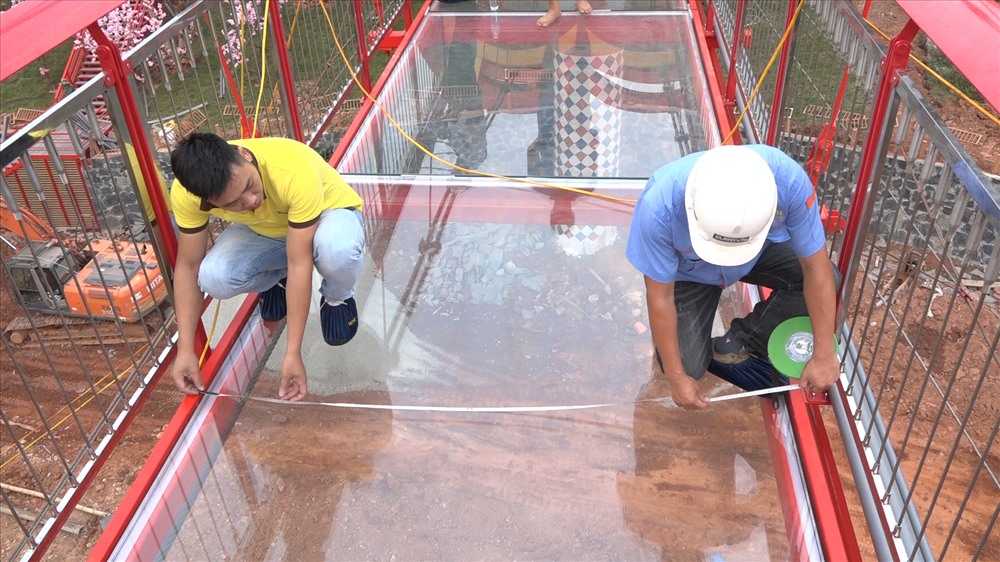 Trải nghiệm cây cầu bằng kính có 1 không 2 ở Việt Nam Trải nghiệm cây cầu bằng kính có 1 không 2 ở Việt Nam
