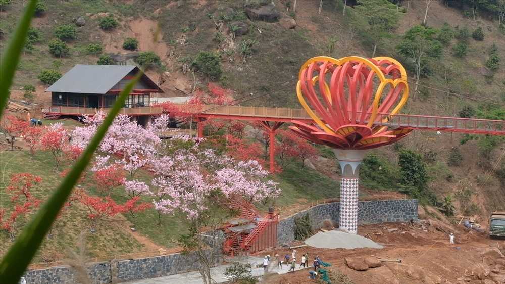 Trải nghiệm cây cầu bằng kính có 1 không 2 ở Việt Nam Trải nghiệm cây cầu bằng kính có 1 không 2 ở Việt Nam