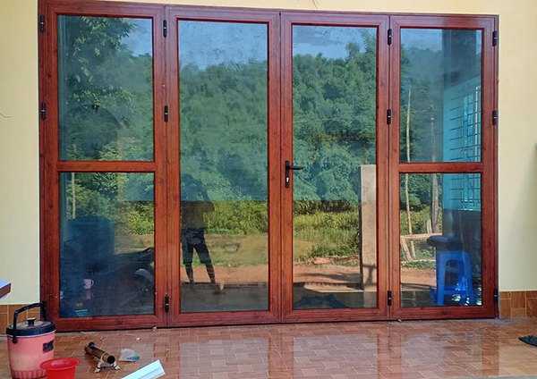 30 mẫu và hình ảnh đẹp của cửa nhôm kính Xingfa vân gỗ 22 Mẫu Cửa Nhôm Xingfa Màu Vân Gỗ