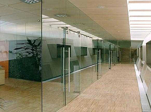 Lý do nên sử dụng cửa kính cường lực mà bạn chưa biết 2 cửa kính cường lực