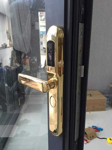 Mối nguy hiểm tiềm ẩn khi dùng phải phụ kiện cửa nhôm kém chất lượng 2 Phu Kien Cua Nhom Kinh