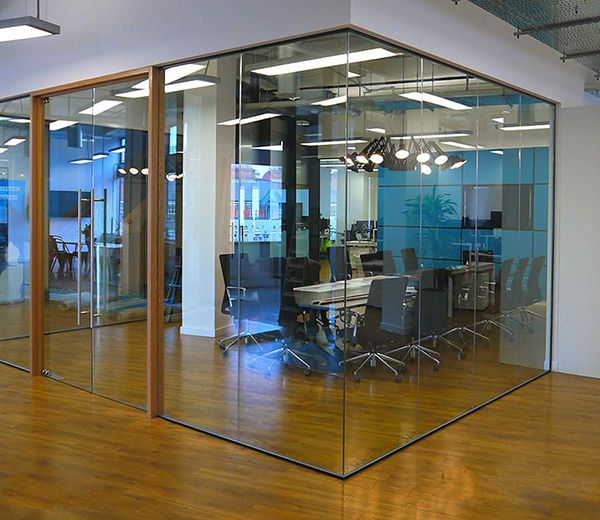 Khám phá 40 mẫu vách kính cường lực đẹp không thể tin nổi 2 Mẫu Vách Kính Cường Lực Văn Phòng đẹp