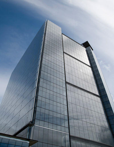 Một curtain wall kính cường lực nhà cao tầng